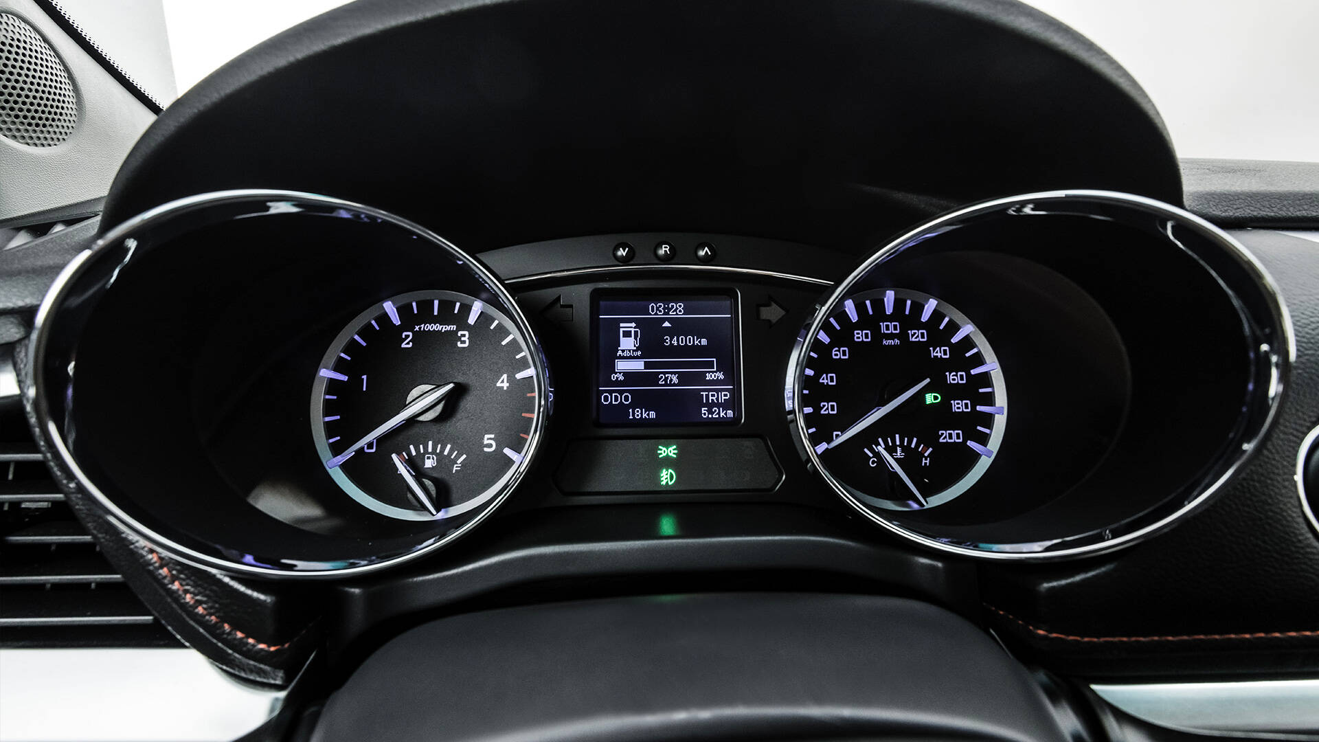 Přístrojový panel vám umožňuje kdykoli sledovat všechny důležité parametry jízdy.