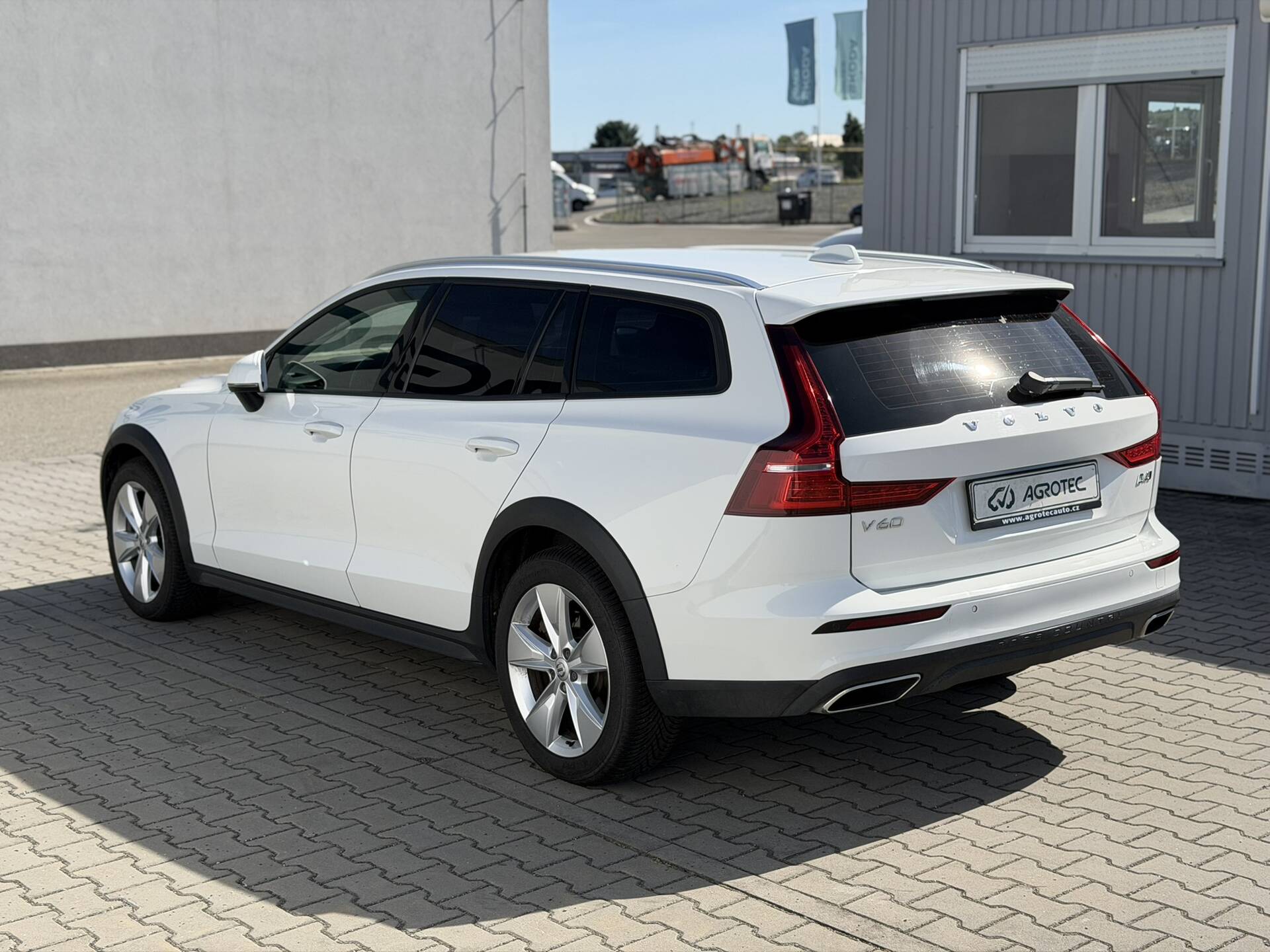 Volvo V60 2.0 D4 140 kW CROSS COUNTRY 4x4